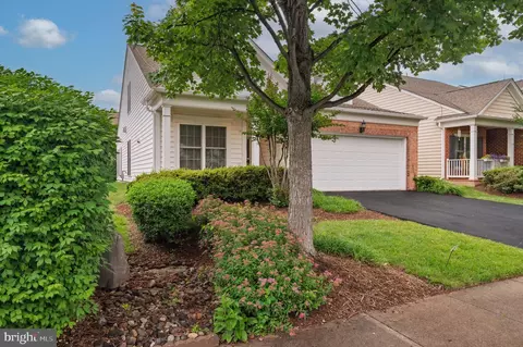 Exterior - 20449 Rosses Point Ct, Ashburn, VA 20147 photo 4 of 9