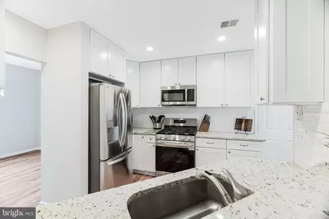 Kitchen - 43207 Cedar Glen Ter, Ashburn, VA 20147 photo 2 of 4