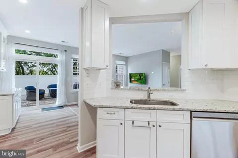 Kitchen - 43207 Cedar Glen Ter, Ashburn, VA 20147 photo 3 of 4