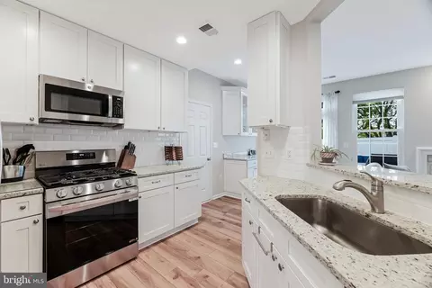 Kitchen - 43207 Cedar Glen Ter, Ashburn, VA 20147 photo 4 of 4