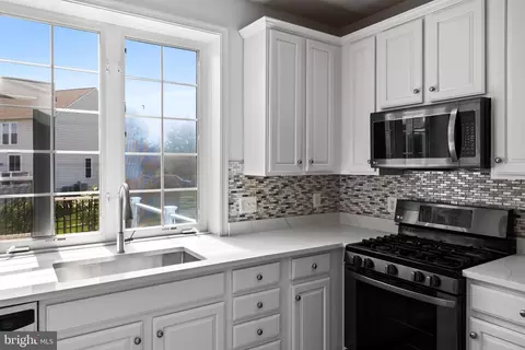 Kitchen - 43877 Paramount Pl, Chantilly, VA 20152 photo 5 of 5