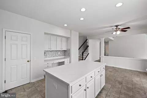 Entry Way - 43877 Paramount Pl, Chantilly, VA 20152 photo 6 of 12