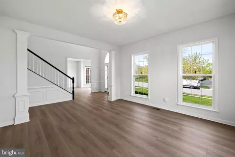 Living - 43877 Paramount Pl, Chantilly, VA 20152 photo 2 of 10