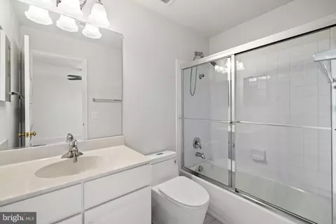 Bath - 43877 Paramount Pl, Chantilly, VA 20152 photo 4 of 6