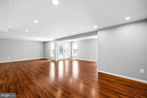 Living - 43877 Paramount Pl, Chantilly, VA 20152 photo 9 of 10