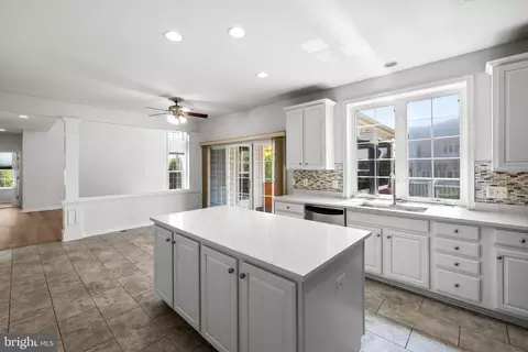 Kitchen - 43877 Paramount Pl, Chantilly, VA 20152 photo 4 of 5