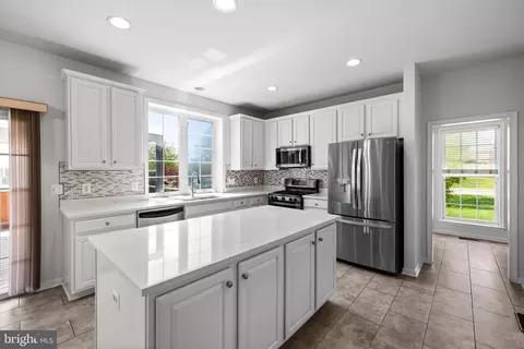 Kitchen - 43877 Paramount Pl, Chantilly, VA 20152 photo 1 of 5