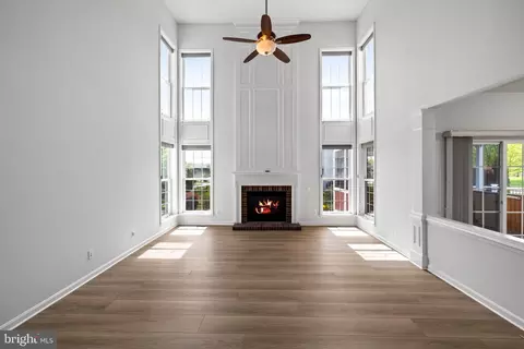Living - 43877 Paramount Pl, Chantilly, VA 20152 photo 5 of 10