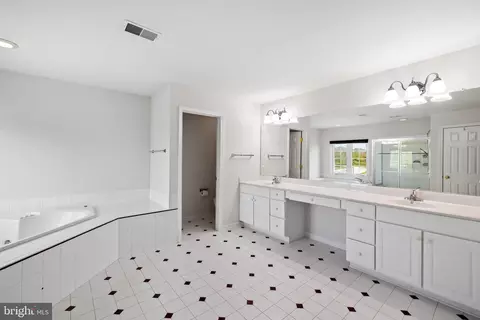 Bath - 43877 Paramount Pl, Chantilly, VA 20152 photo 1 of 6