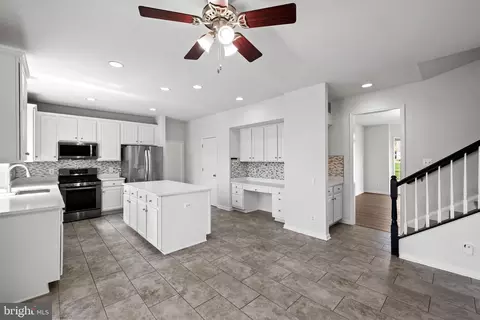 Entry Way - 43877 Paramount Pl, Chantilly, VA 20152 photo 5 of 12