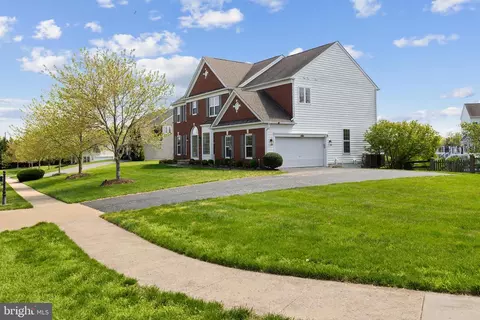 Exterior - 43877 Paramount Pl, Chantilly, VA 20152 photo 4 of 13