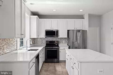 Kitchen - 43877 Paramount Pl, Chantilly, VA 20152 photo 3 of 5