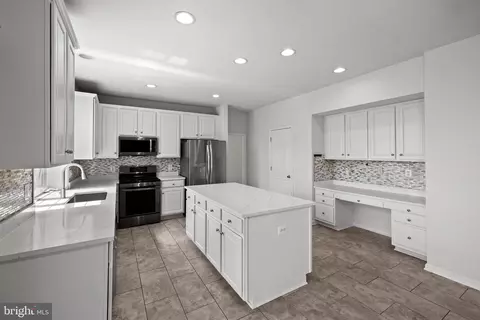Kitchen - 43877 Paramount Pl, Chantilly, VA 20152 photo 2 of 5