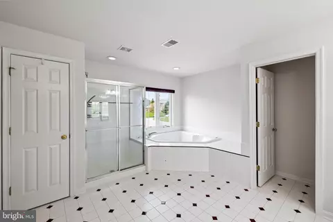 Bath - 43877 Paramount Pl, Chantilly, VA 20152 photo 2 of 6