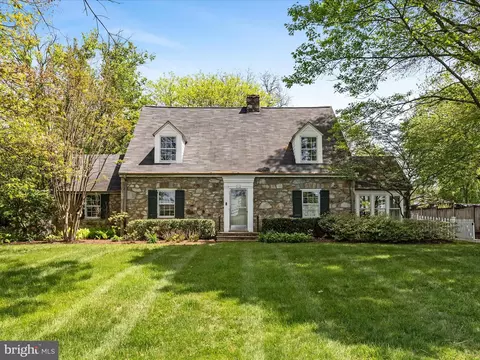 210 S 32nd St, Purcellville, VA 20132