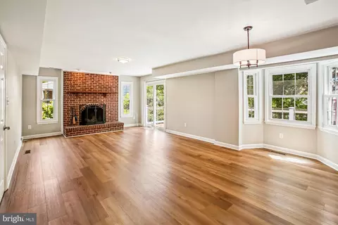 Living - 21130 Haystack Ct, Ashburn, VA 20147 photo 6 of 11