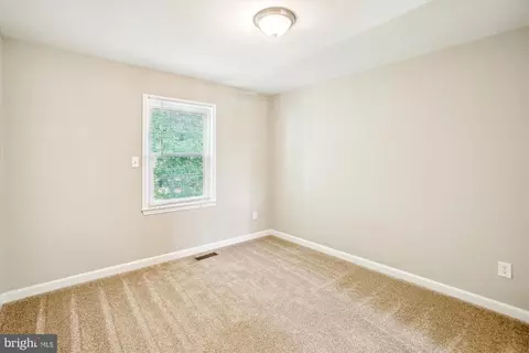 Bedroom - 21130 Haystack Ct, Ashburn, VA 20147 photo 6 of 8