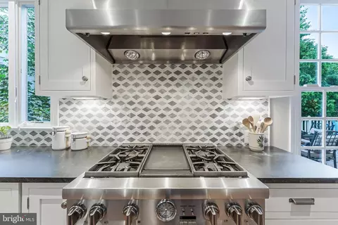 Kitchen - 47024 Berwick Ct, Sterling, VA 20165 photo 7 of 8