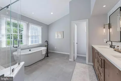 Bath - 47024 Berwick Ct, Sterling, VA 20165 photo 2 of 8
