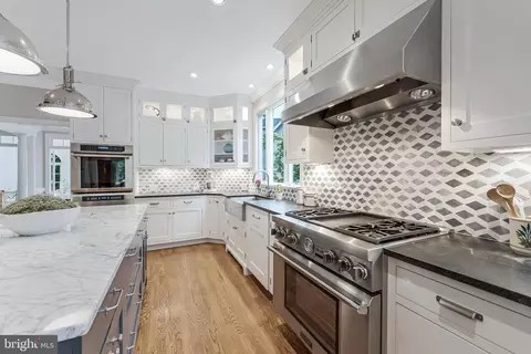 Kitchen - 47024 Berwick Ct, Sterling, VA 20165 photo 5 of 8
