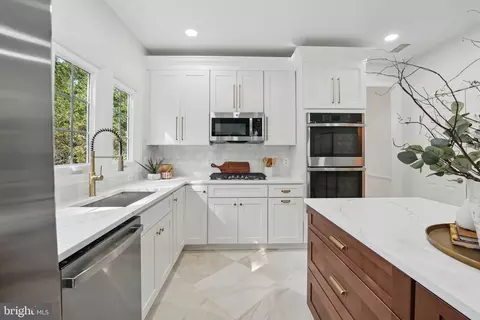 Kitchen - 43250 Menemsha Ln, Chantilly, VA 20152 photo 2 of 2