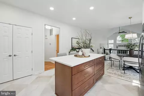 Entry Way - 43250 Menemsha Ln, Chantilly, VA 20152 photo 2 of 6
