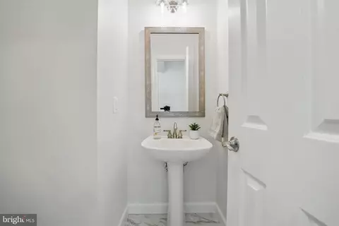 Entry Way - 43250 Menemsha Ln, Chantilly, VA 20152 photo 3 of 6