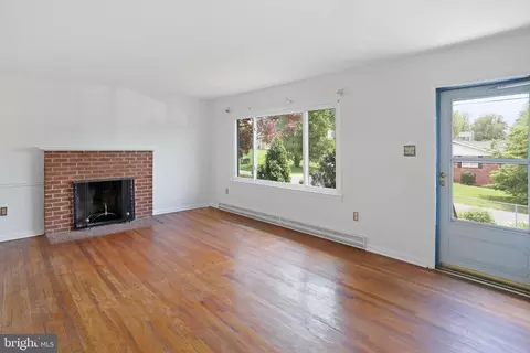 Living - 321 E St, Purcellville, VA 20132 photo 3 of 8