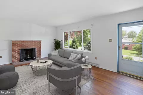 Living - 321 E St, Purcellville, VA 20132 photo 4 of 8