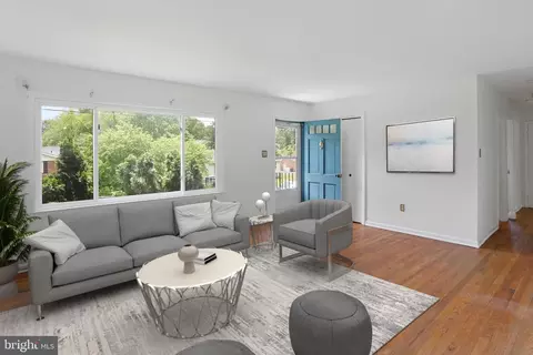 Living - 321 E St, Purcellville, VA 20132 photo 2 of 8