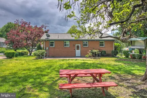 Exterior - 321 E St, Purcellville, VA 20132 photo 4 of 8