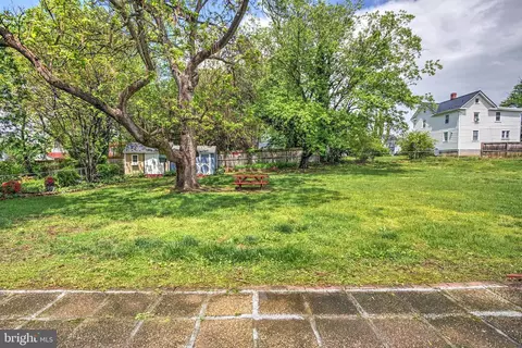 Exterior - 321 E St, Purcellville, VA 20132 photo 3 of 8