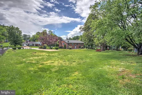 Exterior - 321 E St, Purcellville, VA 20132 photo 7 of 8