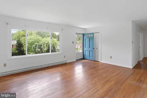 Living - 321 E St, Purcellville, VA 20132 photo 1 of 8