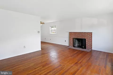 Living - 321 E St, Purcellville, VA 20132 photo 5 of 8