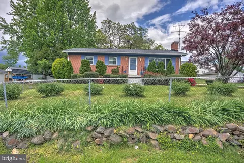 Exterior - 321 E St, Purcellville, VA 20132 photo 2 of 8