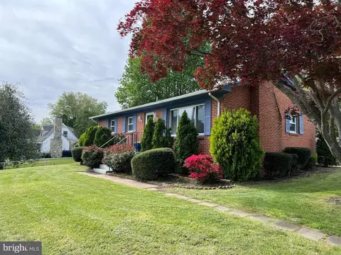 Exterior - 321 E St, Purcellville, VA 20132 photo 1 of 8