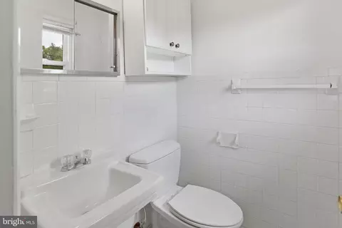 Bath - 321 E St, Purcellville, VA 20132 photo 1 of 3