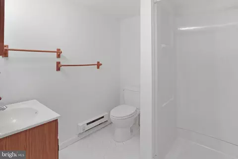 Bath - 321 E St, Purcellville, VA 20132 photo 3 of 3