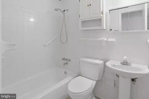 Bath - 321 E St, Purcellville, VA 20132 photo 2 of 3