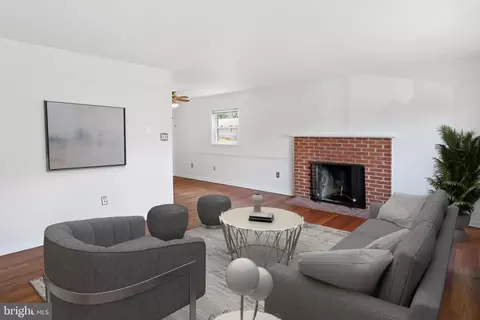 Living - 321 E St, Purcellville, VA 20132 photo 6 of 8