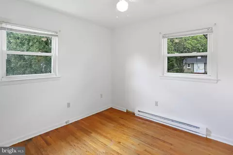 Bedroom - 321 E St, Purcellville, VA 20132 photo 2 of 3