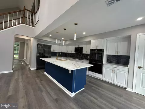 Kitchen - 43997 Needmore Ct, Ashburn, VA 20147 photo 4 of 5
