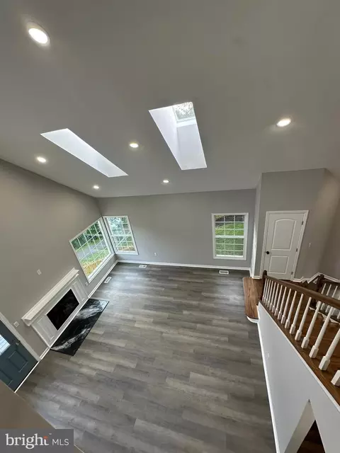 Living - 43997 Needmore Ct, Ashburn, VA 20147 photo 9 of 15