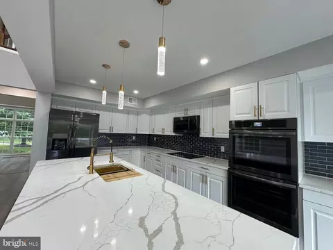Kitchen - 43997 Needmore Ct, Ashburn, VA 20147 photo 2 of 5