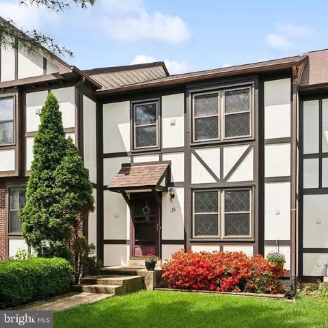 33 Lyndhurst Ct, Sterling, VA 20165