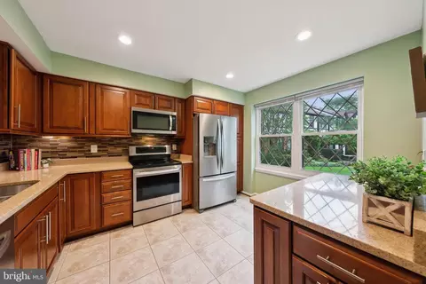 33 Lyndhurst Ct, Sterling, VA 20165 photo 2