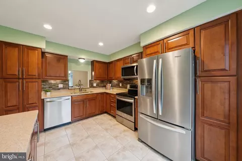 33 Lyndhurst Ct, Sterling, VA 20165 photo 9