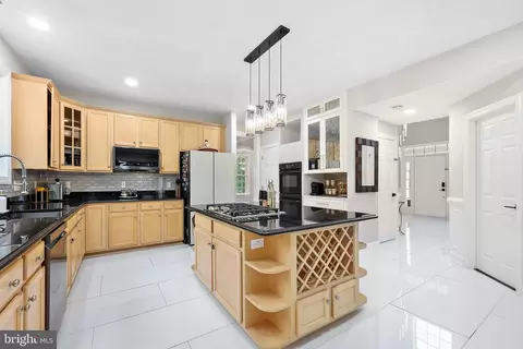 Kitchen - 45932 Pullman Ct, Sterling, VA 20164 photo 3 of 4