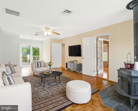 201 E Lynn Ct, Sterling, VA 20164 photo 8